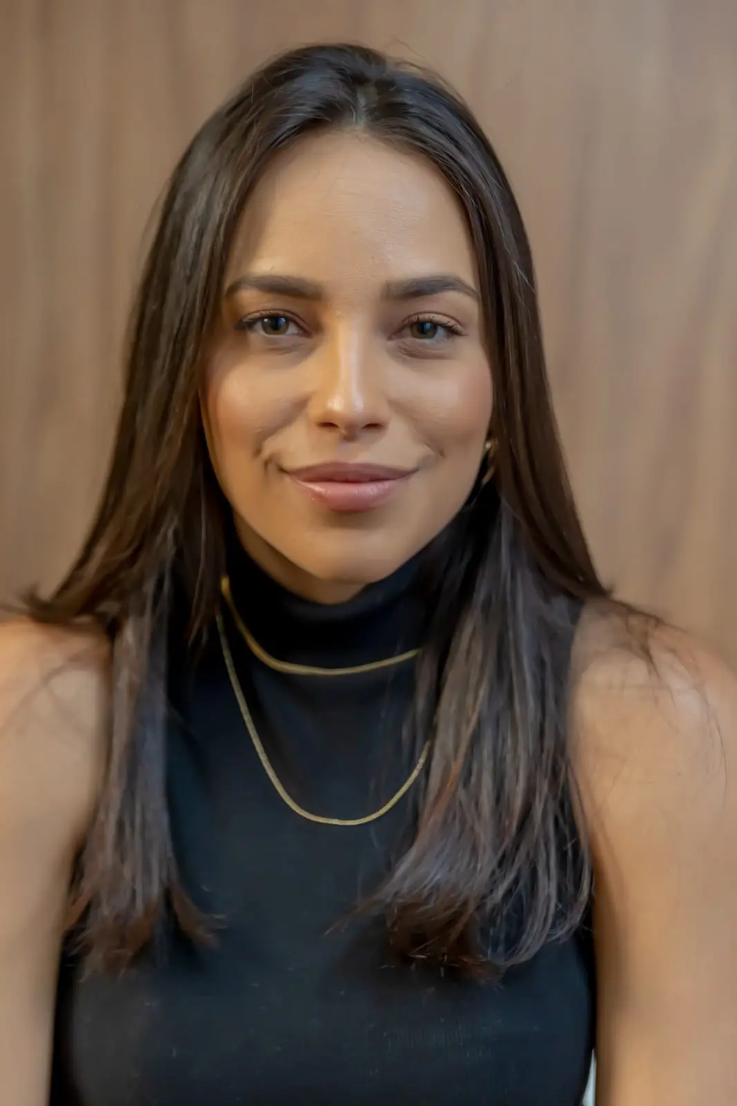 Retrato de Daniele Ferreira com blusa preta